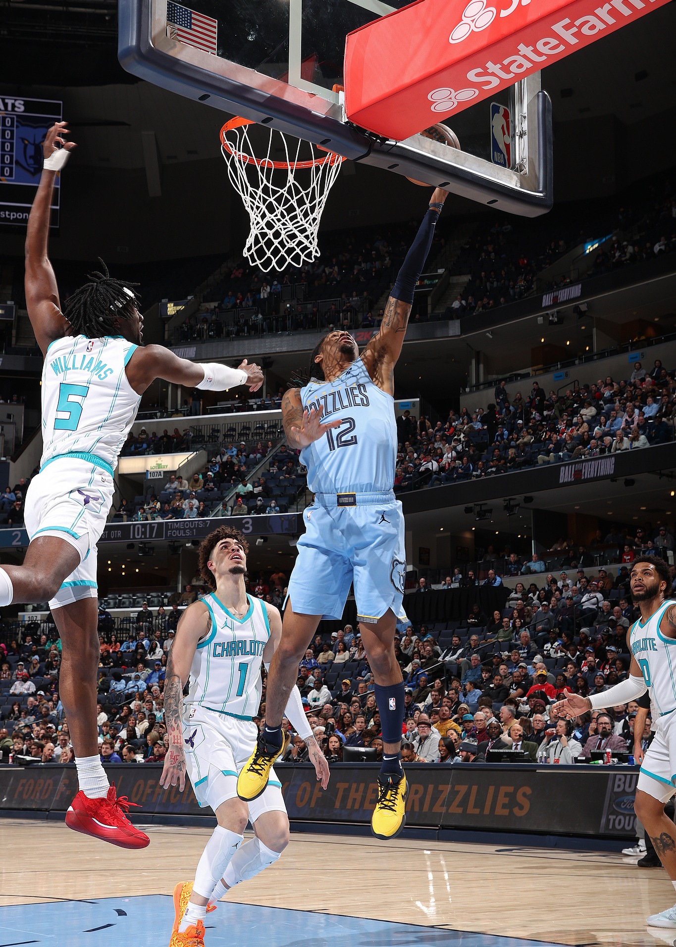 关于黄蜂击败老鹰,迎来主场胜利的信息 关于黄蜂击败老鹰,迎来主场胜利的信息