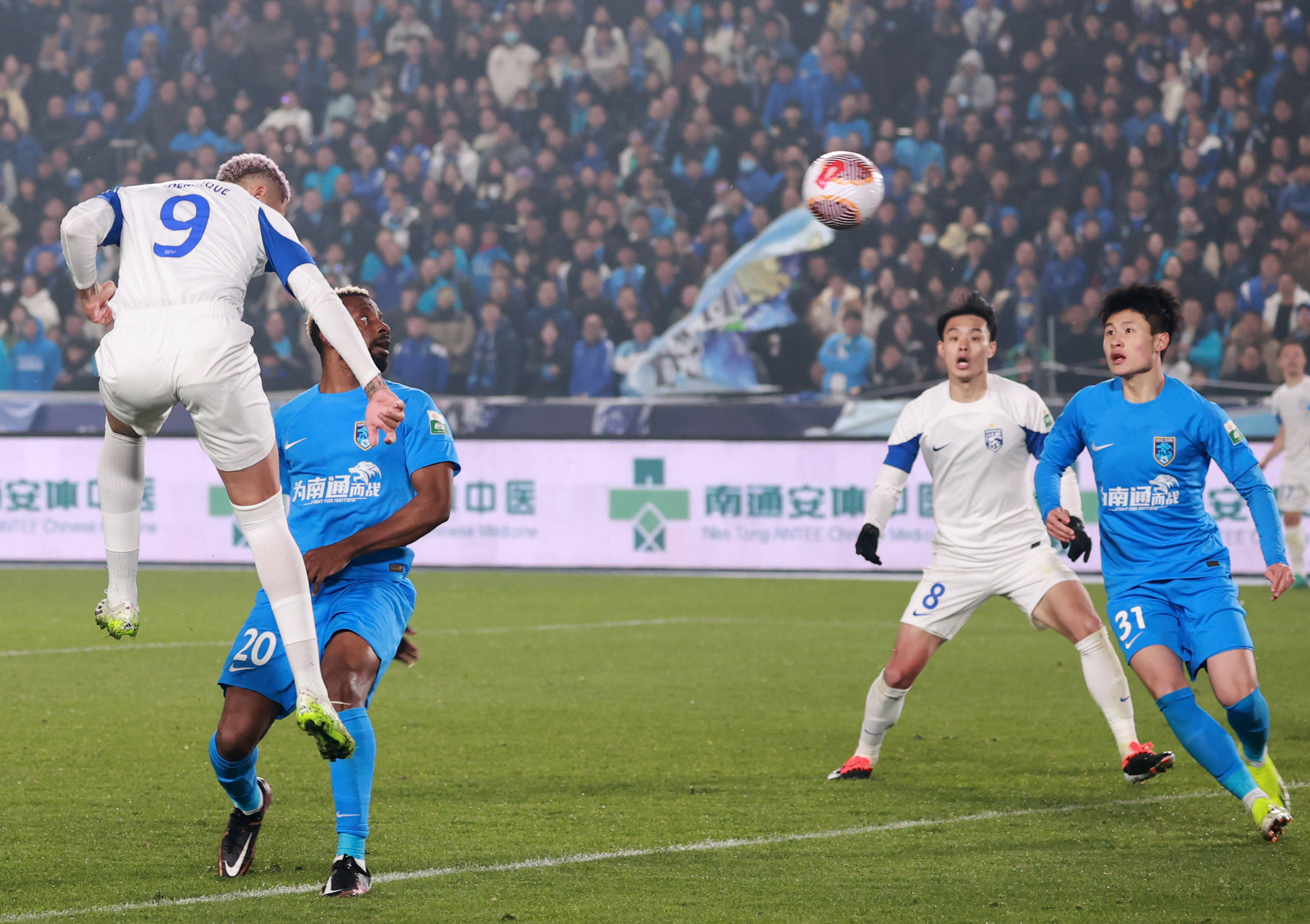 主队球员在比赛中频频获得进球机会 主队球员在比赛中频频获得进球机会