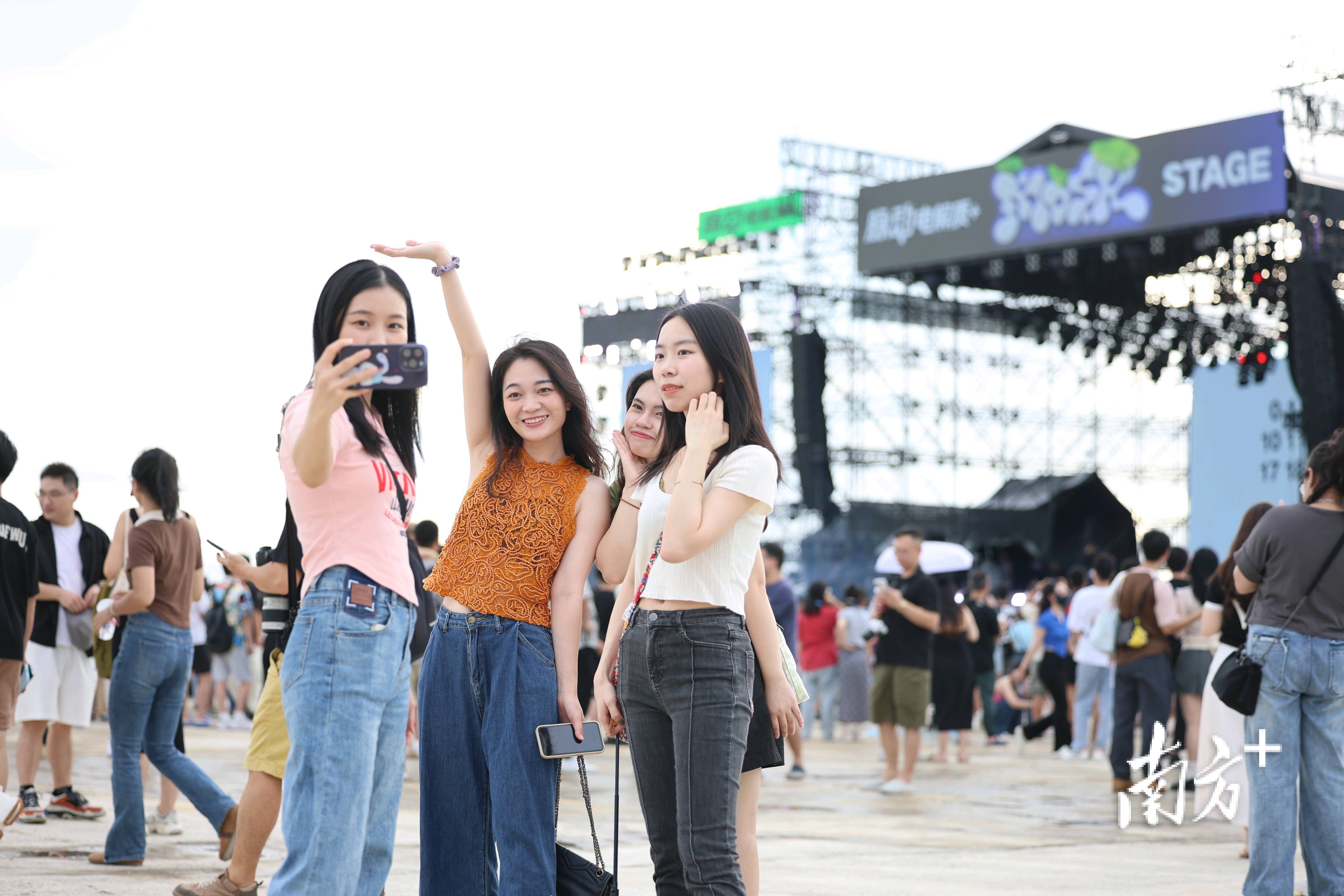 观众热情助阵，现场气氛火爆喜人的简单介绍