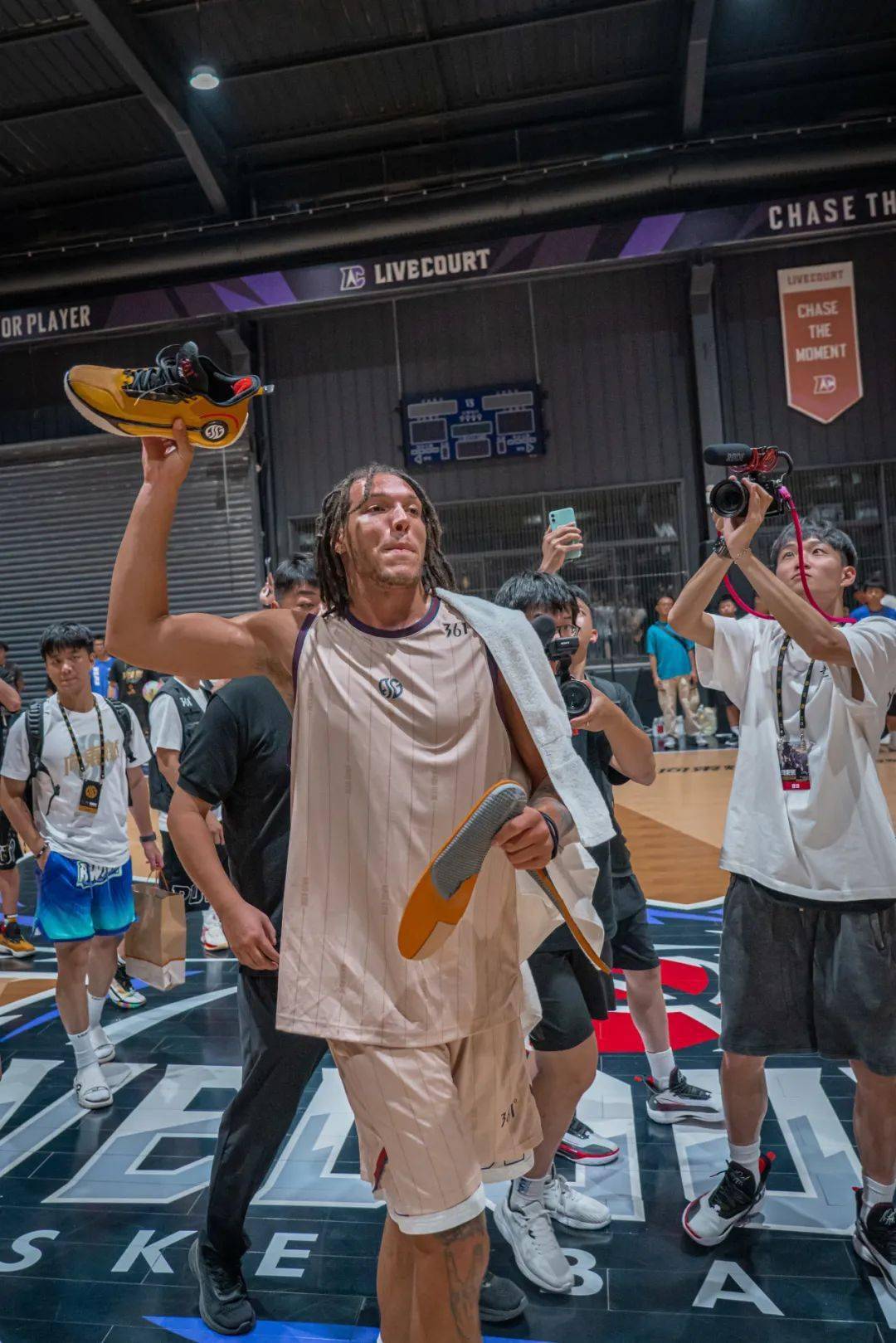 开云体育网页版入口-魔术队球迷在比赛中举起支持横幅，为球队加油助威的简单介绍